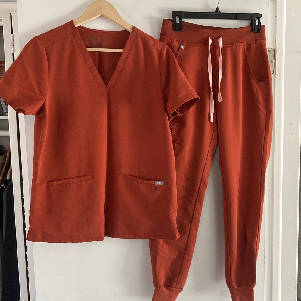 Figs Terracotta/Rust Scrub Set. Top-M. Bottom-XS. EUC.